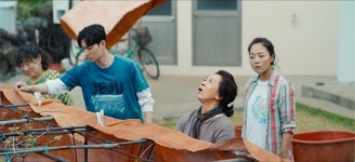 마을에 닥친 재개발 바람,아버지 세탁소를 팔 수 있을까