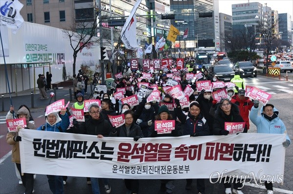 윤석열 대통령 탄핵 찬반 집회, 서울에서 격렬히 펼쳐졌다