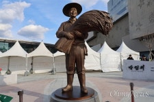 밀짚모자에 볏단 든 박정희 동상에 갈가리 찢긴 대구 민심