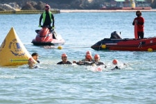 영하 날씨 아랑곳 않고 펭귄처럼 뛰어든 바다