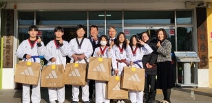 [합천] 마을이장, 10년째 모교 졸업생 축하선물