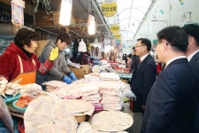 홍남표 창원시장, 설 앞 기업-전통시장 찾아 소통