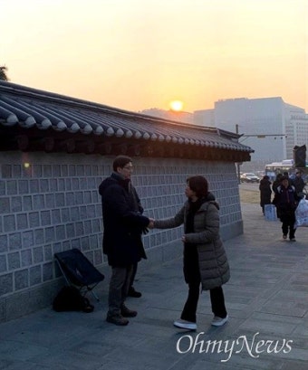 [사진] 단식농성 김경수 전 지사, 시민들과 인사