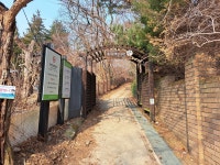 북한산 둘레길을 따라 걷다 보면, 역사의 흔적이 보여요
