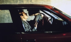 자동차 사고당한 남녀, 엔진 소리에 맞춰 요동치는 감정