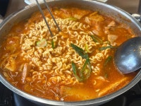 알바생이 느린 게 당연한 김치찌개집... 이런 곳이 더 많아지길