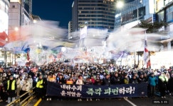 천만 명이 모여 서울에서 대전까지 124일 동안의 투쟁 기록