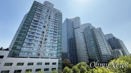 [오마이포토] 압수수색 아크로비스타 앞에 붙은 윤 어게인