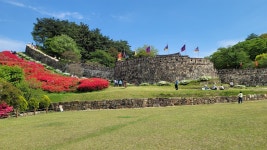 붉게 물든 성곽길, 세 번 걸으면 극락 간답니다