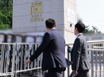 공수처, '피의자 윤석열' 대통령실 압수수색 마무리