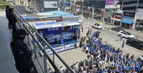 [오마이포토] 이재명 유세장 주변 옥상에 배치된 경찰특공대