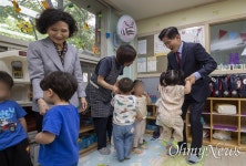 [오마이포토] 어린이집 간담회에 부인·딸 내외 함께한 김문수