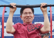 [오마이포토] 턱걸이하는 김문수 후보