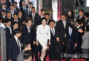 [오마이포토] 취임선서식 위해 국회 도착하는 이재명 대통령 부부