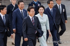 취임 12일 만에 외교무대 데뷔... 이 대통령 G7 참석차 출국