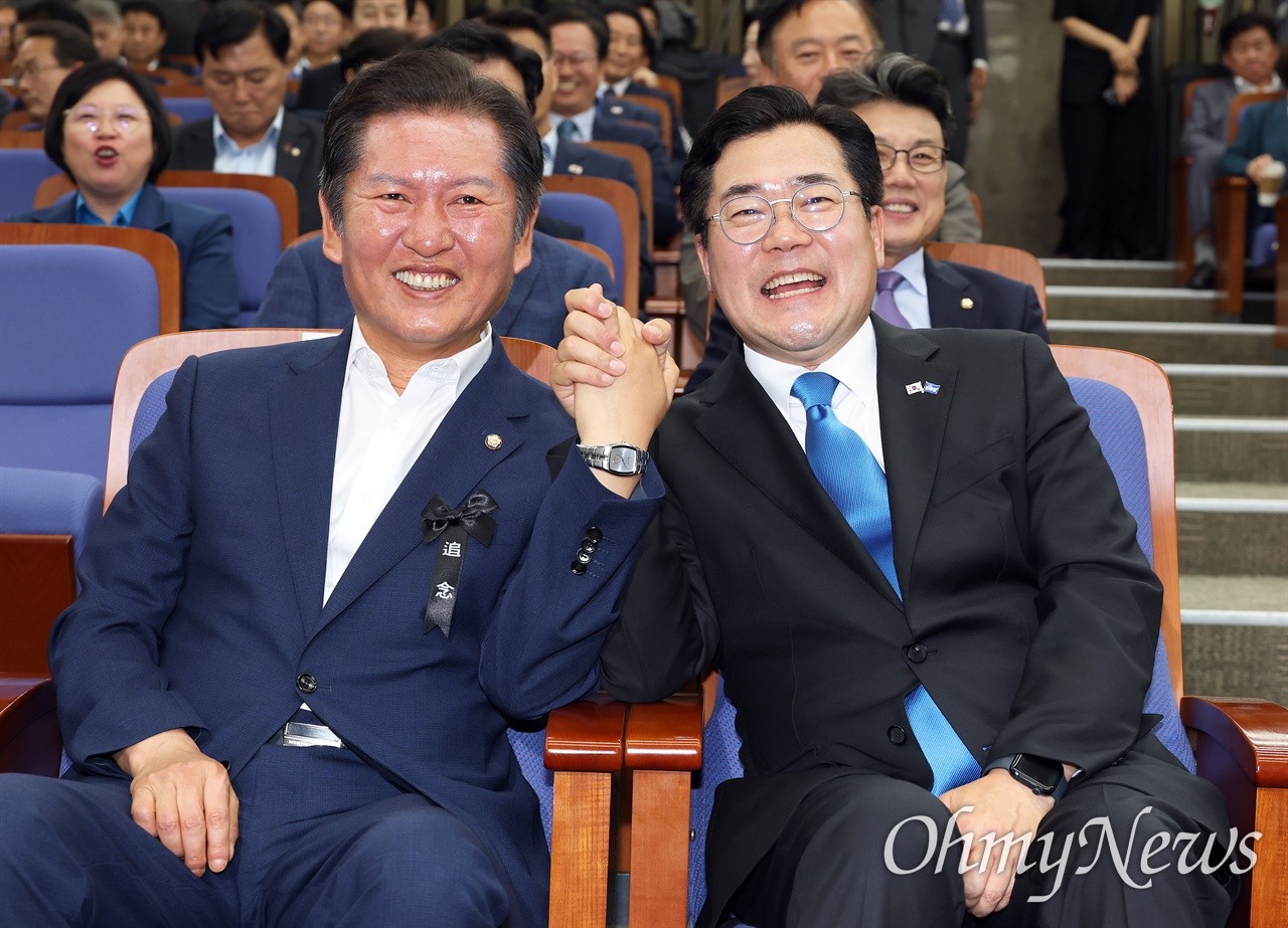 정청래 vs 박찬대, 쓴소리와 당원 소통 강조하는 더불어민주당 대표 경선