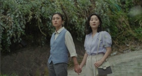 재개발 동네를 떠나야 하는 극단, 그리고 두 여인