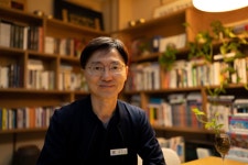 진료가 끝나면 오름을 헤매고 다니는 한의사가 있습니다