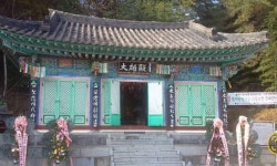 강원 동해사 사찰 화재... 건물 3채 전소·주지스님 부상