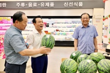 농산물 판매장 앞에서 물놀이, 이 신박한 전략이 통했네