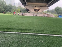 물에 잠긴 천막, 그러나 우리는 떠나지 않는다