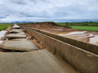 폭격 맞은 것처럼 도로가 산산조각... 수마가 할퀴고 간 자리 처참