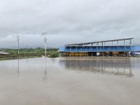 폭격 맞은 것처럼 도로가 산산조각... 수마가 할퀴고 간 자리 처참