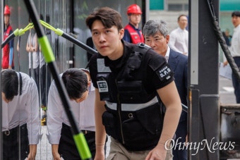 [오마이포토] '김건희 최측근' 이종호, 포토라인 피해 '도둑 출석'