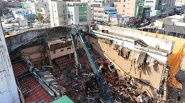 60년 역사 극장 사라진 자리, 지붕 없는 허술한 공연장뿐