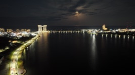 다섯 개의 달이 뜨는 강릉 경포호, 분수대가 필요할까