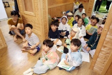 어린이들 한여름 밤에 곤충 관찰하니 즐거워요