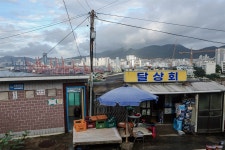 [사진] 재개발 그늘 아래, 사라져가는 우암동 달동네의 삶