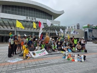 비가 와도 춤추며 노래하며 행진은 계속된다