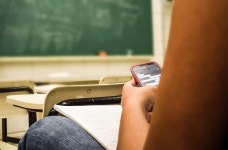학교 내 스마트폰 사용 금지, 당장 하지 왜 내년부터? 구형폰으로 바꾼 고2 딸