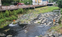 창원마산 산호천, KT 맨홀 작업하다 시커먼 오폐수 유입