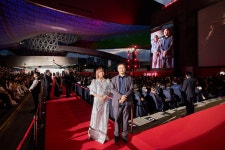 천직이었던 걸그룹 활동 중단하고 배우로... "첫 주연으로 부산 찾아 기뻐"