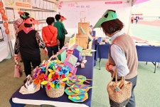 운동장 가득 메운 박수와 웃음… 논산 어르신의 날 성황