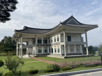 무릎 꿇고 바친 명창의 노래, 옆에서 듣다 울컥했네요