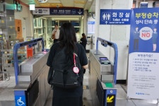 계단 앞 멈춘 유아차… 꿀팁 공유로 버티는 외대앞역 엄마들