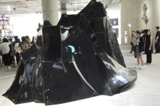 작가 이불의 30년 대서사, 여기서 다 볼 수 있습니다