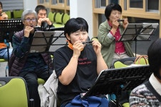 하모니카 멜로디 속에서 삶의 기쁨을 찾다