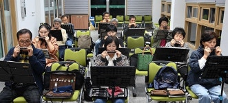 하모니카 멜로디 속에서 삶의 기쁨을 찾다