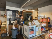 카페는 세트장, 난 바리스타 연기자  8년간 살아남은 이 카페의 비결