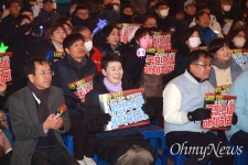 19살 청소년 민주주의는 하룻밤에 흔들린 것이 아니다