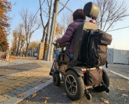 전동휠체어 타고 갓길 다니면 안 된다지만...
