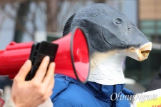 [오마이포토] 산천어 축제는 동물학대, 중단해야