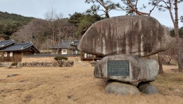 한 글자도 없는 강렬한 비석, 주인이 누구냐면