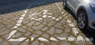 장애인주차구역에 무인정산기 설치... 휠체어 못 다니는 자갈밭도