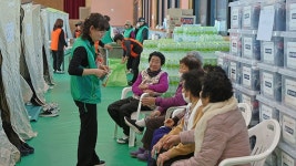 [함양 산불 대피소 현장 스케치] 짐도 못 챙기고 부랴부랴 대피…뜬눈으로 밤 지새워