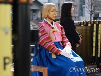 [오마이포토] 한복 입은 일영사관 앞 평화의소녀상